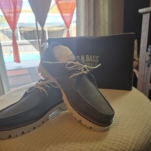 Bass Women's Gray Wallace SuedeLoafers with ties and Lug Soles. Size 7. NIB!